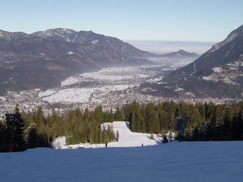 Hier sitz bin ich auf einer roten Piste, bei der man den Hang nicht sieht. Im Tal: Garmisch-Partenkirchen