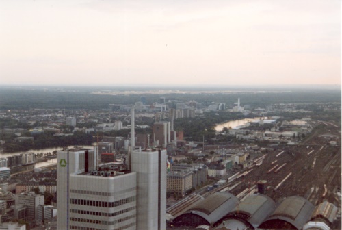 Kurz unter dem Horizont kann man den Frankfurter Flughafen erkennen