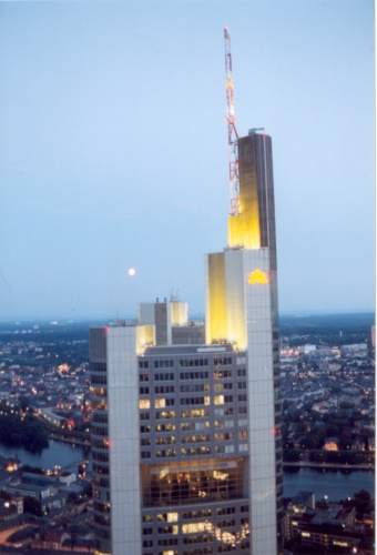 Mondaufgang über dem Commerzbank-Tower