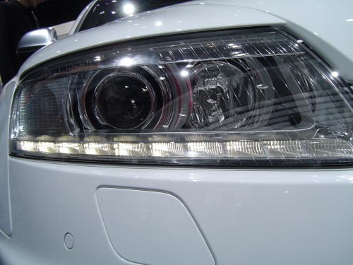 Der RS6 hat das Tagfahrlicht im Scheinwerfer unterhalb der üblichen Lichteinheit integriert. (Der S6 hat extra Elemente)