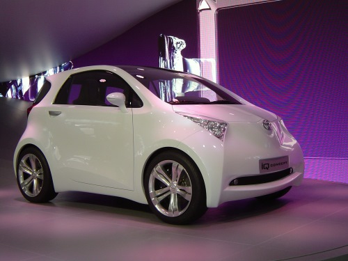 Außerdem präsentierte Toyota ein Kleinstwagenstudien namens IQ, die vielleicht in naher Zukunft dem Smart Paroli bietet