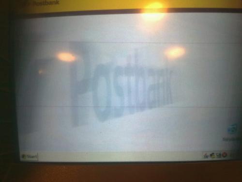 Postbank-Geldautomat mit Windows-Taskleiste