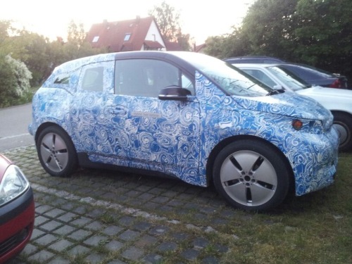BMW i3-Erlkönig: Seitenansicht mit aerodynamischen Felgen