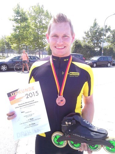 Alex mit Medaile, Urkunde und Skate - dritter Deutscher Meister