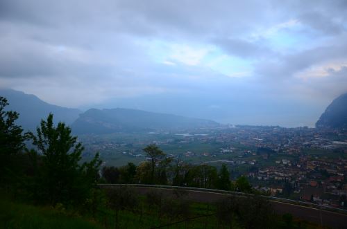 Rocky Mountain BIKE Marathon in Riva del Garda: Dunkle Wolken am frühen Morgen über dem Gardasee