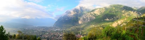 Rocky Mountain BIKE Marathon in Riva del Garda: Panoramabild von Tenno aus über Riva und den Gardasee