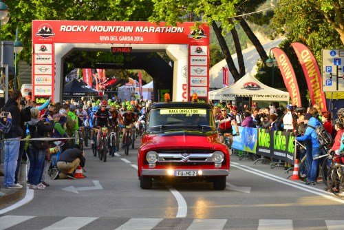 Rocky Mountain BIKE Marathon Riva del Garda 2016 - kurz nach dem Startschuss um 7:40 Uhr machen sich die Teilnehmer auf den Weg