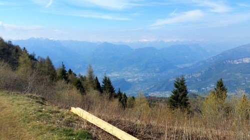 Blick ins Sarca-Tal, am Horizont weiße Berggipfel