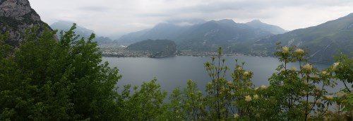 Panoramablick auf Riva del Garda, Monte Brione und Torbole sul Garda