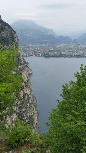 Auf dem Foto kommt leider nicht so gut rüber, wie hoch und Steil es dort war - Blick nach Riva del Garda