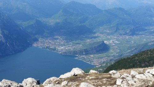 Blick vom Monte Altissimo Richtung nördlichen Gardasee (Riva del Garda und Torbole sul Garda)