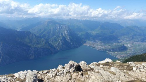 Blick vom Monte Altissimo Richtung nördlichen Gardasee-Ufer und Ledro-Tal