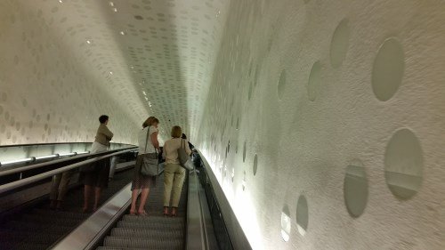 In der Elbphilharmonie gibt es eine der längsten Rolltreppen der Welt, noch dazu ist sie gebogen!