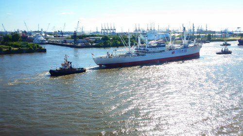 Blick von der Besucherplattform der Elbphilharmonie: Das Schiff "Cap San Diego" ist zurück aus Rostock und wird an seinen Stammplatz manövriert.