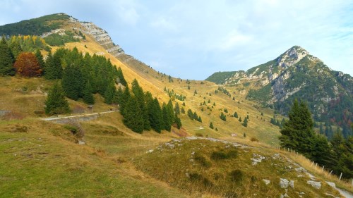 Blick zum Monte Tremalzo (links, mit Antenne) und auf den Tremalzo-Pass, der durch den rechten Berg verläuft
