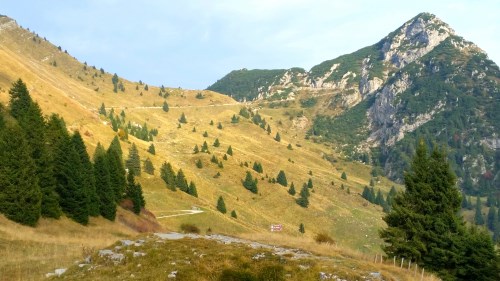 Blick auf den Tremalzo-Pass, der durch den rechten Berg verläuft