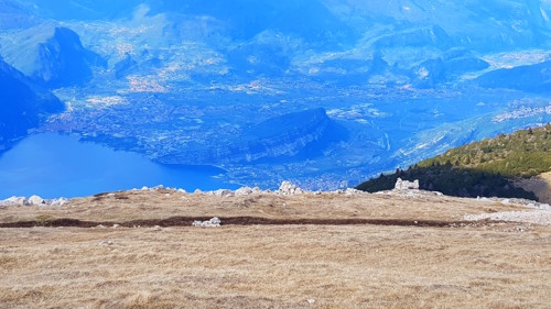 Auf dem Gipfel vom Monte Altissimo: Blick hinunter nach Riva del Garda, zum Monte Brione und nach Torbole