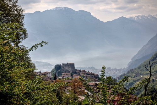 Impressionen vom SCOTT BIKE Marathon 2022 in Riva del Garda - die Burg von Arco, Riva del Garda, Lago die Garda und der Monte Altissimo