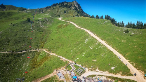 21. MTB Marathon in Pfronten - Impressionen: Den Schotterweg vom Bergpass hinuter mussten die Mountainbiker fahren - am unteren Bildrand ist die Alm zu sehen, die das Ziel für die Klapprad-WM war