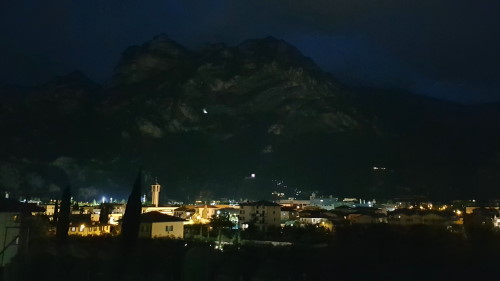 Riva del Garda am Abend mit Bastione sowie Capanna Santa Barbara