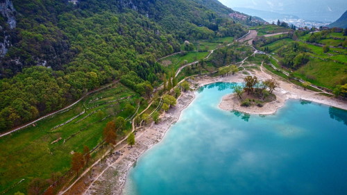 SCOTT BIKE Marathon 2023 in Riva del Garda - Impressionen: Der Tenno-See aus der Luft, im Hintergrund Riva del Garda