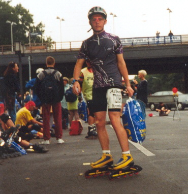 Hier ist ein Foto, kurz vor dem Berlin-Marathon 1999. Damals hab ich 1 h 21 min gebraucht.