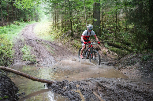 25. Franken Bike Marathon in Trieb - die Anfahrt zum Wasserloch war rutschig