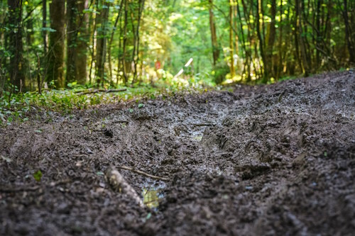 25. Franken Bike Marathon in Trieb - Impressionen: Die Meter nach dem Wasserloch waren ziemlich matschig