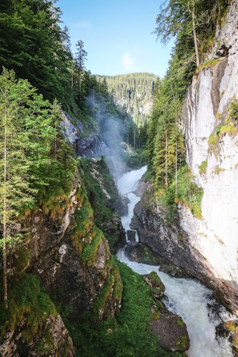 Salzkammergut Trophy in Bad Goisern - Impressionen: aufgrund des vielen Regens in der vergangenen Nacht führt der Wasserfall viel Wasser