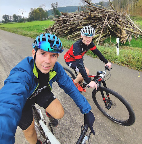 11. MTB Trail in Pfettrach - Pawel und Alex nach dem Rennen beim Cool down