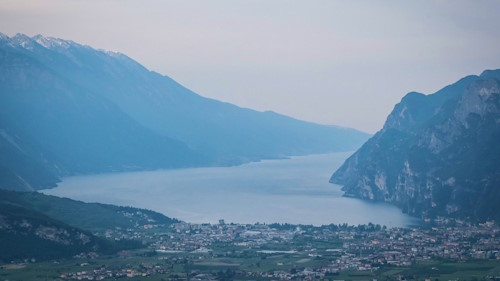 SPECIALIZED BIKE Marathon 2025 in Riva del Garda - Impressionen: Blick über Riva del Garda Richtung südlichen Gardasee