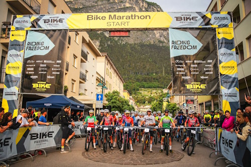 SPECIALIZED BIKE Marathon 2025 in Riva del Garda - Impressionen: Kurz vor dem Start der Ronda Extrema Elite