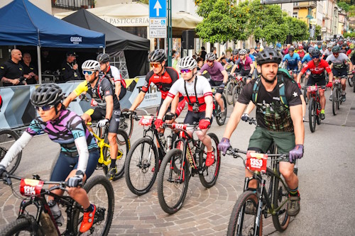 SPECIALIZED BIKE Marathon 2025 in Riva del Garda - Alex kurz nach dem Startsignal der Ronda Grande
