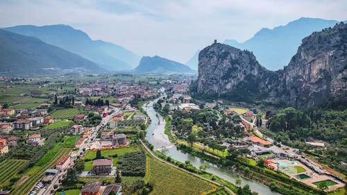 SPECIALIZED BIKE Marathon 2025 in Riva del Garda - Impressionen: Blick über Arco und die Burg Richtung Gardasee (Süden)