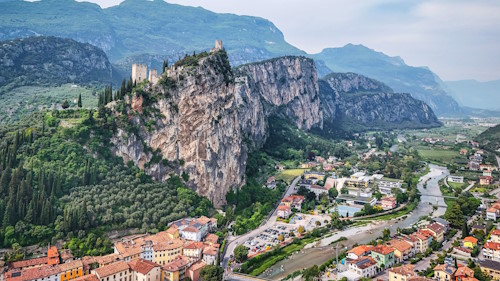 SPECIALIZED BIKE Marathon 2025 in Riva del Garda - Impressionen: Blick über Arco auf die Burg