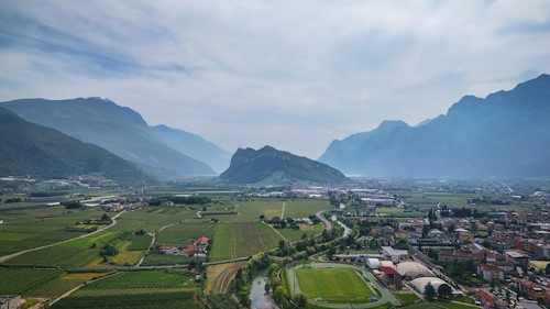 SPECIALIZED BIKE Marathon 2025 in Riva del Garda - Impressionen: Blick von Arco Richtung Süden auf den Monte Brione