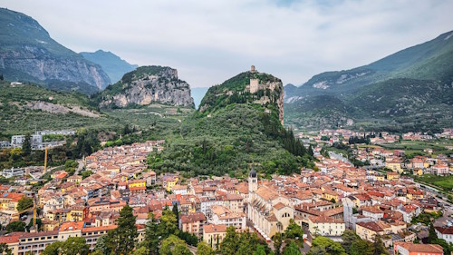 SPECIALIZED BIKE Marathon 2025 in Riva del Garda - Impressionen: Blick auf Arco und die Burg von Arco